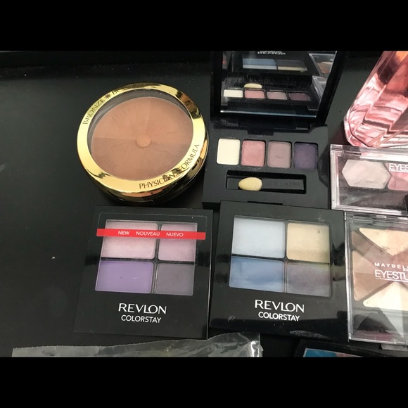 Random makeup bundle - Picture 2 of 5